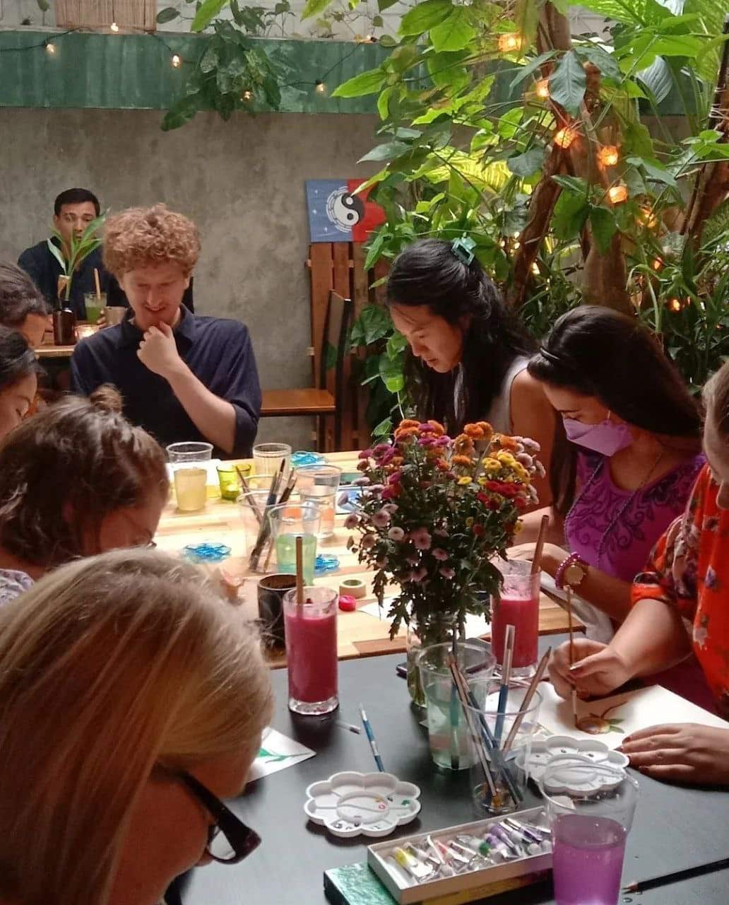 House of Arts - Group of friends at a watercolor workshop outdoors