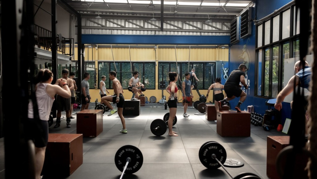 Thonglor CrossFit - crossfitters with gym equipment